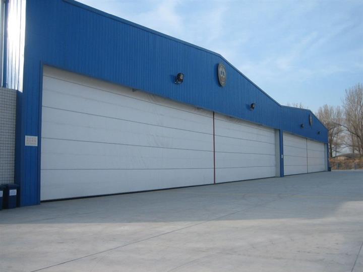 山东机场飞机车库门、造船厂专用大型抗风柔性大门