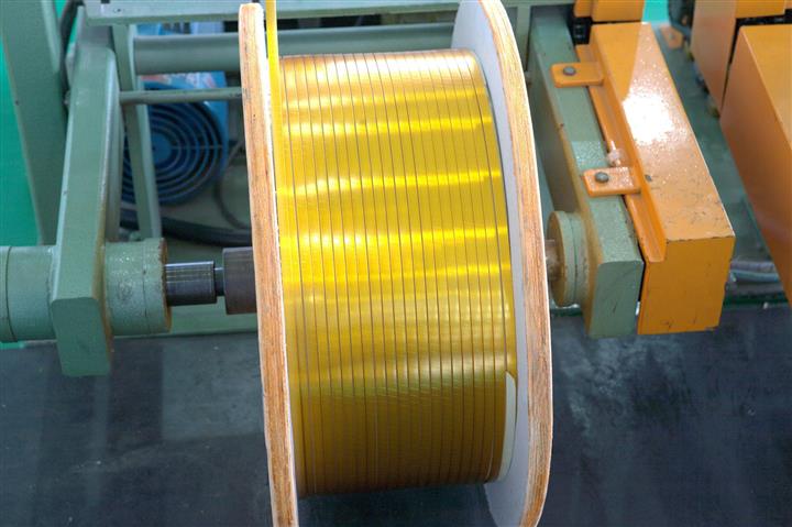自粘性玻璃丝包聚酰亚胺薄膜绕包扁铜线  在绕包线中纸包线仍占有相当