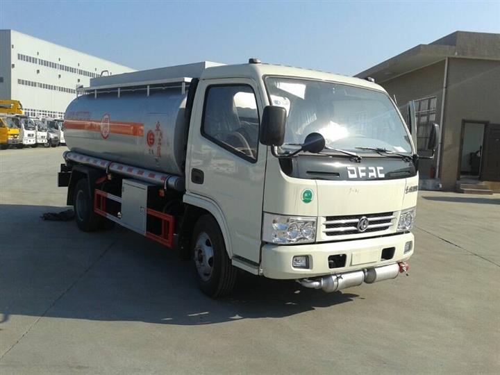 滕州小多利卡5吨加油车汽油柴油运输车哪家强